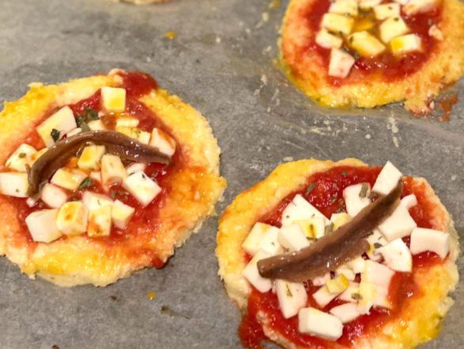 Mini-pizze di cavolfiore alle acciughe